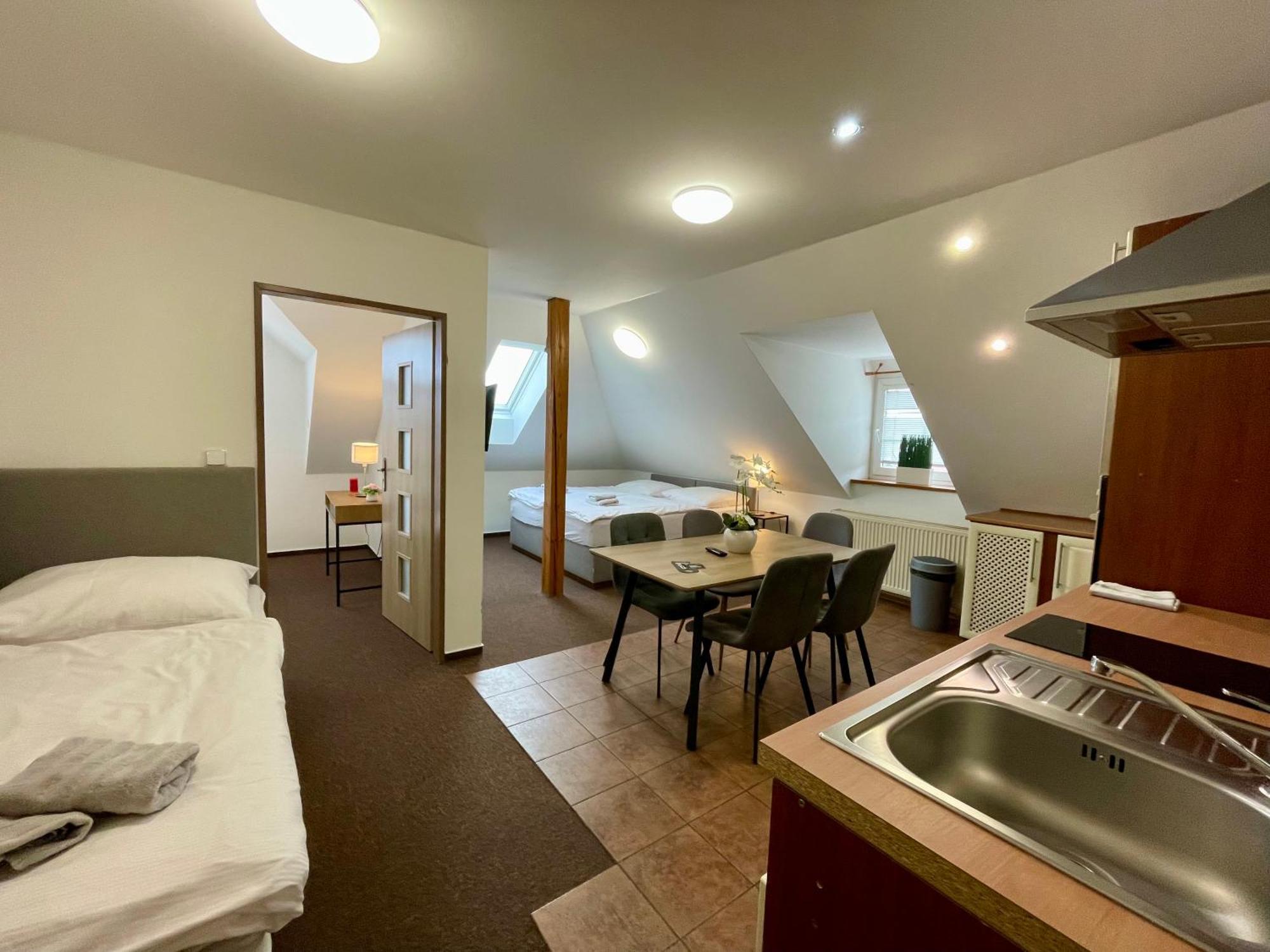Uničov Hotel Aldo מראה חיצוני תמונה